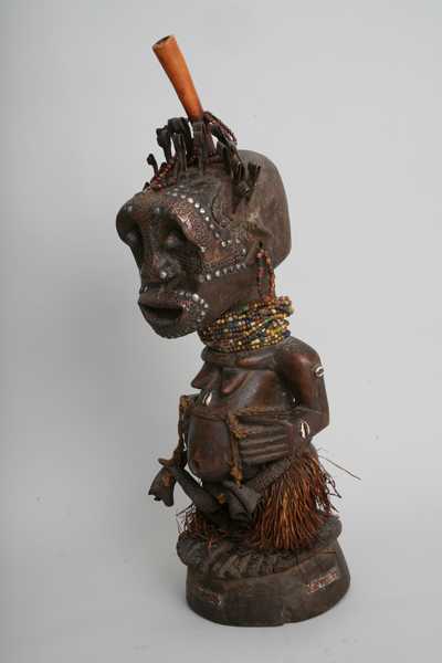 Songye (Statue), d`afrique : Rép.démoncratique du Congo., statuette Songye (Statue), masque ancien africain Songye (Statue), art du Rép.démoncratique du Congo. - Art Africain, collection privées Belgique. Statue africaine de la tribu des Songye (Statue), provenant du Rép.démoncratique du Congo., 993/39..Fétische Songyé h.55cm+15cm.de corne. bois fer,fibres,coliers de perles,cauries et les substances magiques.Dans la tête sont plantés des fers repliés.Sur le corps sont attachés des amulettes de petites cornes, des cauries sur l